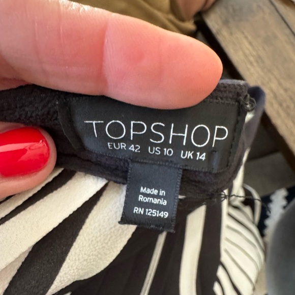 Top shop black and white accordion skirt size 10 like new - Picture 4 of 4